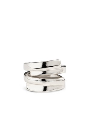 Tres bandas plateadas brillantes que se superponen, con una superficie lisa y ligeramente curva, formando un anillo ancho.