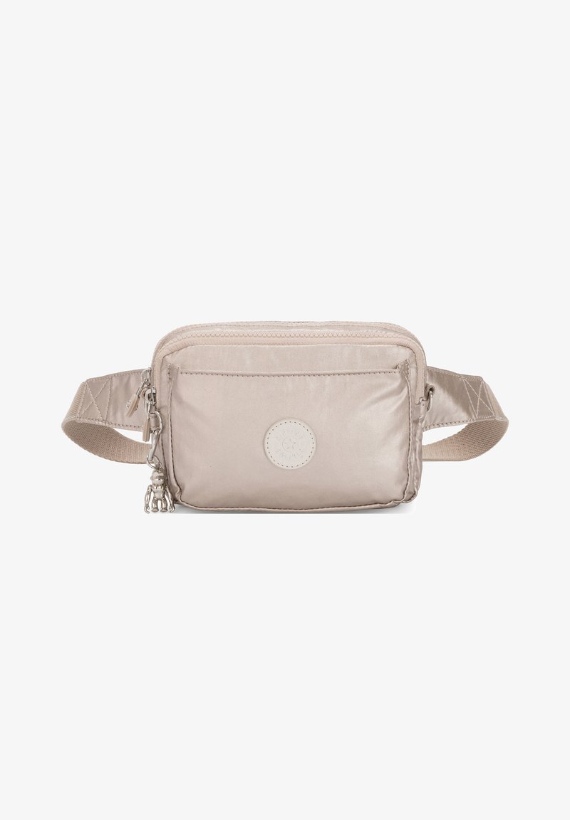 Borsa a tracolla in tessuto beige con una tasca frontale con zip, superficie texturizzata e un charm decorativo. Presenta una tracolla robusta con lunghezza regolabile.