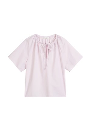 Blouse rose à manches courtes avec un col rond et un détail à nouer à l'avant, fabriquée en tissu léger et à la texture lisse.