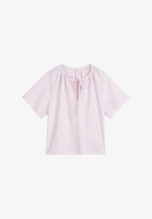Różowa bluzka z krótkim rękawem, okrągłym dekoltem i wiązaniem z przodu, wykonana z lekkiej tkaniny o gładkiej fakturze.