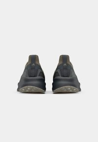 Donkergrijze sportschoenen met een gestructureerde afwerking, voorzien van een olijfgroen accent, een slank ontwerp en een gemodelleerde zool voor grip.