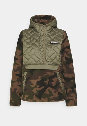 Fleece hoodie met camouflagepatroon, doorgestikte olijfgroene borst en capuchon, rits aan de voorkant, kangoeroezak en Columbia-logo op de borst.