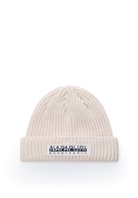 Beanie lavorato a maglia di un beige chiaro con texture a coste, caratterizzato da un risvolto e una patch rettangolare con logo in contrasto tra bianco e nero.