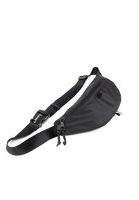 Marsupio nero in nylon dalla forma arrotondata, dotato di una zip frontale, cinturino regolabile e chiusura con fibbia in plastica.