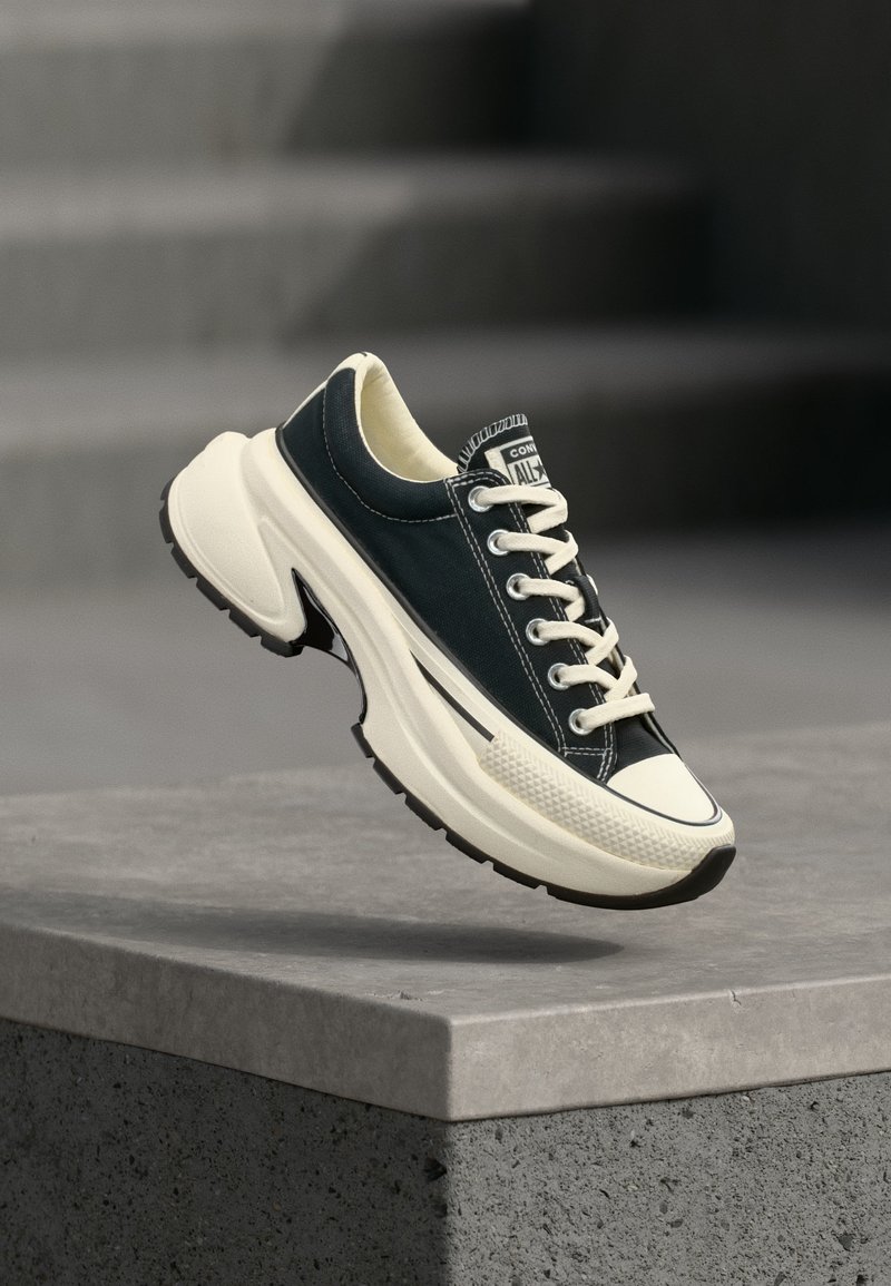 Converse RUN STAR CRUSH - Trainers - black/egret/black - Zalando