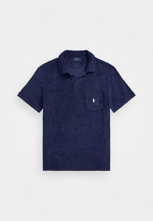 Tmavomodrá polo košeľa vyrobená z mäkkej zmesi bavlny, s golierom, krátkymi rukávmi a malým vyšitým logom na vrecku na prsiach.