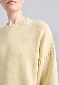 Vanessa Bruno ESTHER - Strickpullover - jaune