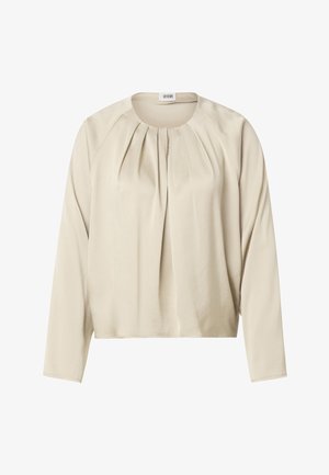 Beige pitkähiha pusero pyöreällä pääntiellä ja etuosan laskoksilla, valmistettu sileästä, kevyestä kankaasta, ilman näkyviä nappeja tai koristeita.