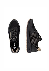 Sneakers neri con pannello in rete testurizzata, sottili dettagli dorati, chiusura con lacci e design a motivi laterali. Suola in gomma con trazione.