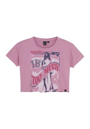 Roze cropped t-shirt van katoen, met een grafische print en de tekst "dreaming" en "TOO MUCH" in vette rode en donkere paarse accenten.