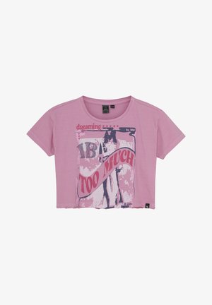 Lyserød cropped t-shirt lavet af bomuld, med et grafisk print med teksten "dreaming" og "TOO MUCH" i fede røde og mørklilla nuancer.