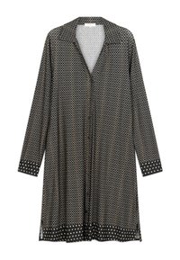 Robe noire à manches longues avec petit motif carré blanc, pois blancs contrastants aux poignets et à l’ourlet, et col ouvert.