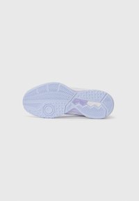 Semelle de chaussure en caoutchouc violet avec un motif de traction texturé composé de détails circulaires et linéaires. Fini lisse et bords arrondis.