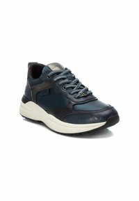 Zapatillas de hombre en cuero azul oscuro con acentos texturizados. Presentan cordones grises, un collar acolchado y una suela de goma blanca con un diseño de perfil.