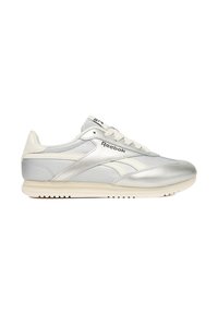 Strieborné športové topánky so hladkým koženým vrškom, krémovými prvkami, šnurovaním a logom Reebok na boku a jazyku.