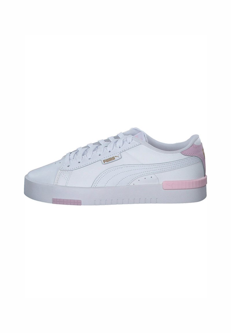 Sneaker bianca con design semplice, upper in pelle testurizzata, lacci piatti e accenti rosa pastello sul tallone e sul midsole.