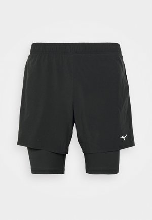 Sorte sportsshorts til mænd med indbyggede kompressionsleggings, elastisk talje og lille hvidt logo på venstre ben.
