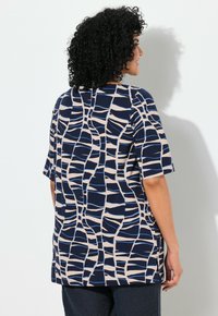 Ulla Popken GEOMETRIC WAVE TEE - T-shirt con stampa - marine