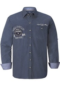 Marineblaue Button-Up-Shirt mit weißem geometrischem Muster, kontrastierenden hellblauen Manschetten und gestickten Logos auf der Brust und dem Ärmel.