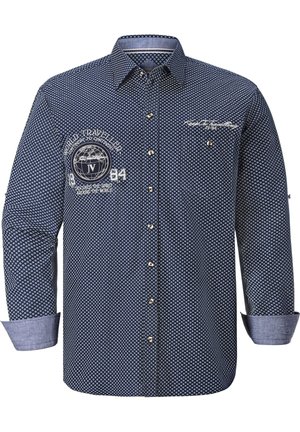Marineblaue Button-Up-Shirt mit weißem geometrischem Muster, kontrastierenden hellblauen Manschetten und gestickten Logos auf der Brust und dem Ärmel.