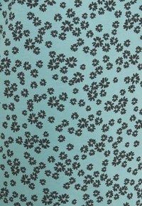 Lichtblauwe stof met een zwart bloemmotief en verschillende kleine bloemen verspreid over het oppervlak. Gladde textuur.
