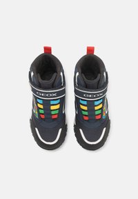 Mornarsko modri visoki čevlji z teksturirano tkanino, večbarvnimi črtami in gumijastimi podplati. Imajo zanko za poteg in Geox blagovno znamko na trakih.