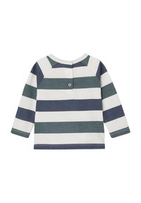 Langärmliges Kleinkindshirt mit breiten horizontalen weißen, marineblauen und grünen Streifen sowie drei Druckknöpfen auf der Rückseite.