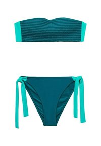 Bikini zgornji del v turkizni barvi z teksturirano tkanino in enobarvnimi aqua obrobami; ujemajoči bikini spodnji del z bočnimi vezavami in gladkim materialom.