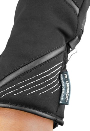 Zwarte geïsoleerde want met een gladde buitenkant, witte stiksels en een prominent label dat de winddichte en ademende eigenschappen aangeeft.