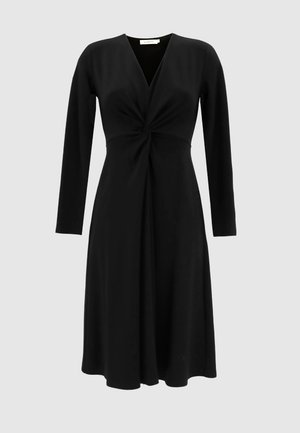 Schwarzes Langarmkleid mit V-Ausschnitt und Knoten-Detail an der Taille, mit einem fließenden Rock und glatter Stoffoberfläche.
