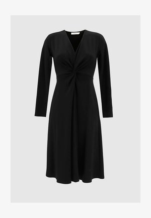 Mustaga pikad varrukad, V-kaelus ja sõlm detailiga vööl, voolava seeliku ja siledast kangast tekstuuriga kleit.