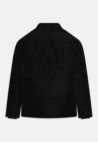 Chaqueta de plumas negra con cuello tipo camisa, que presenta costuras horizontales y puños elásticos. Textura suave, diseño de longitud media.