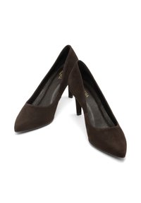 Par temno-rjavih semiš čevljev z visokimi petami in konicami na belem ozadju.