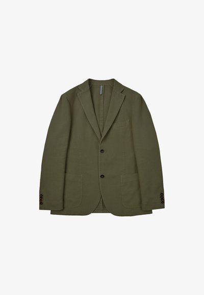 Blazer vert olive en tissu texturé, avec un col cranté, deux poches avant et des poignets à boutons. Design simple, intérieur non doublé.