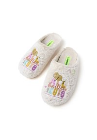 Zapatillas deslizantes blancas y esponjosas con una textura suave, que presentan un texto y gráficos coloridos que dicen "Todos los cuerpos son lindos" junto a una ilustración de un oso.