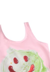 Rosa badedrakt med et stort mintgrønt iskremmotiv med røde detaljer som minner om et smilende ansikt på forsiden. Myk, elastisk stoff.