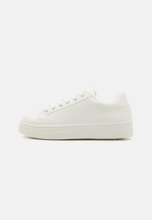 Trainers - white