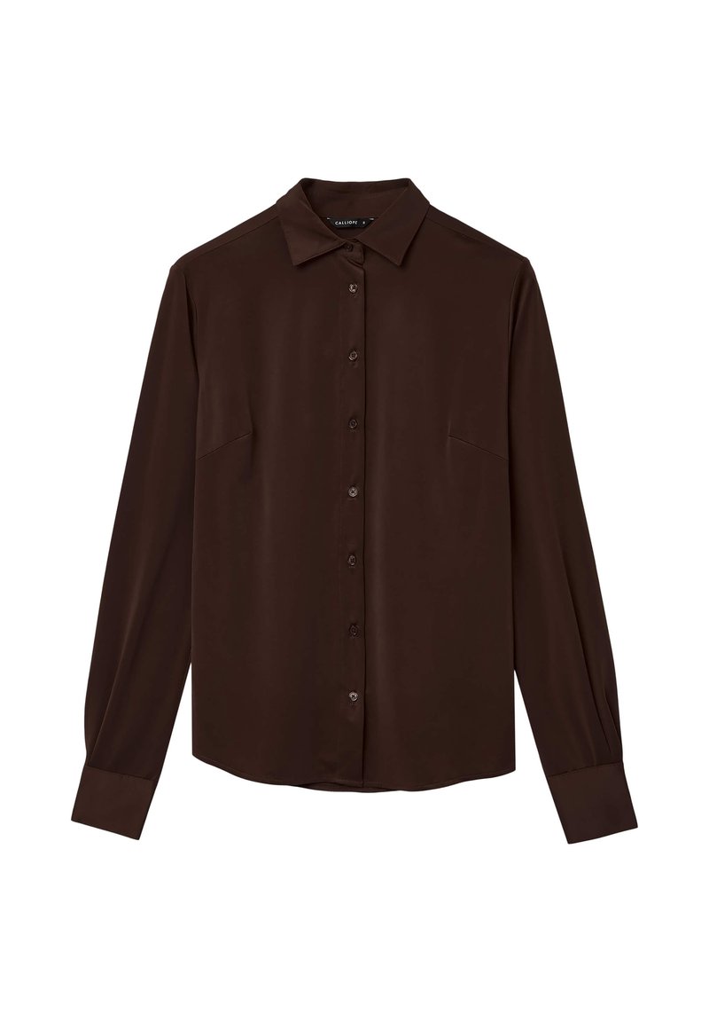 Camicia a maniche lunghe marrone in tessuto morbido, con colletto classico, chiusura a bottoni e due tasche sul petto. Vestibilità aderente con maniche con polsini.