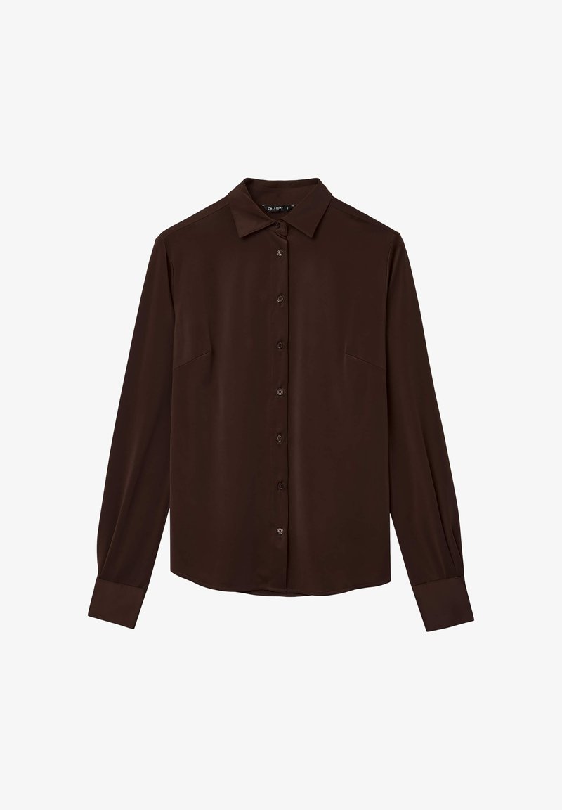 Camicia a maniche lunghe marrone in tessuto morbido, con colletto classico, chiusura a bottoni e due tasche sul petto. Vestibilità aderente con maniche con polsini.