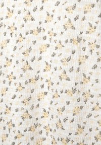 Blumiger Stoff mit weißem Hintergrund, der kleine gelbe und graue Blumenmuster zeigt. Strukturiertes, weiches, leichtes Material.