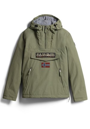 Veste à capuche vert olive avec demi-fermeture éclair, poche avant à rabat avec logo Napapijri, deux poches latérales zippées et un écusson drapeau norvégien sous le rabat.