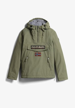 Veste à capuche vert olive avec demi-fermeture éclair, poche avant à rabat avec logo Napapijri, deux poches latérales zippées et un écusson drapeau norvégien sous le rabat.