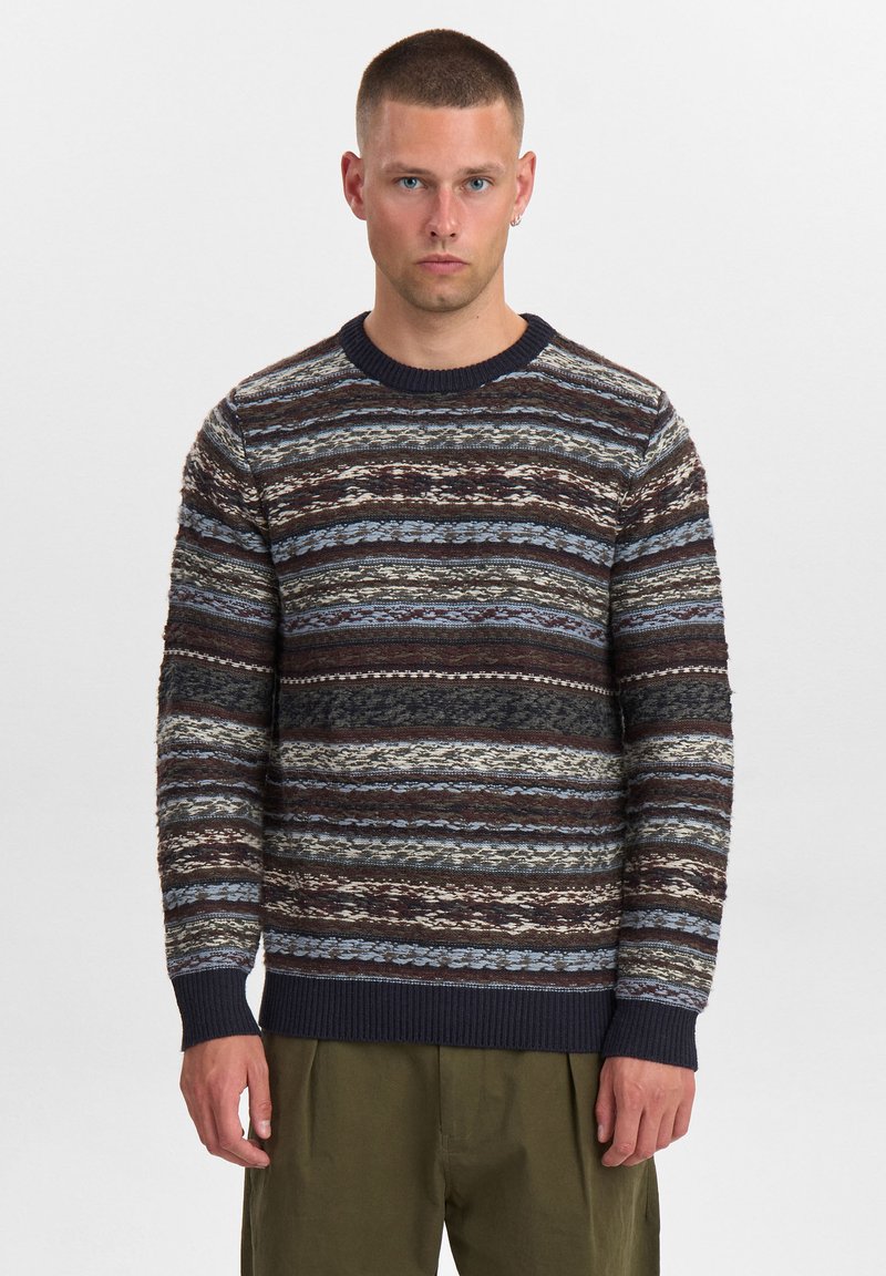 Strikket sweater i mørke nuancer med striber i navy, blå og brun. Ribbet rund hals og manchetter, struktureret mønster gennem hele.