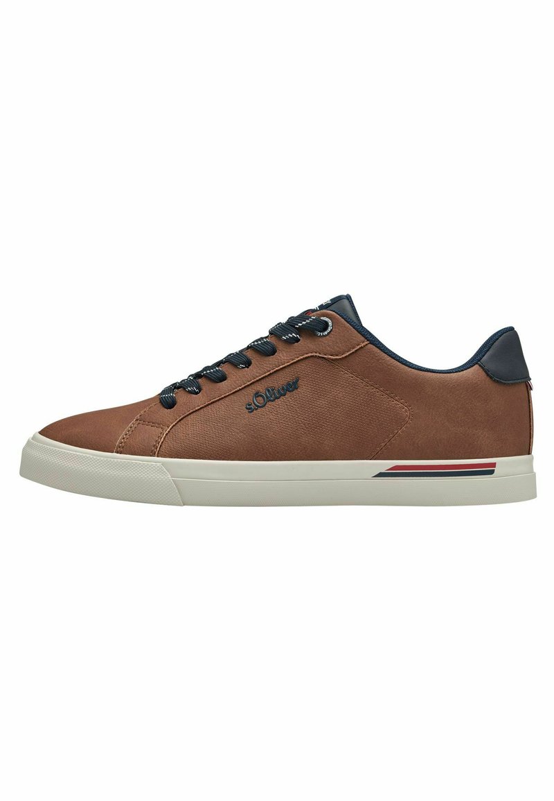 Brauner Sneaker aus strukturiertem Leder, mit einer weißen Gummisohle, marineblauen Akzenten, schwarzen Schnürsenkeln und einem rot-blauen Streifendetail.