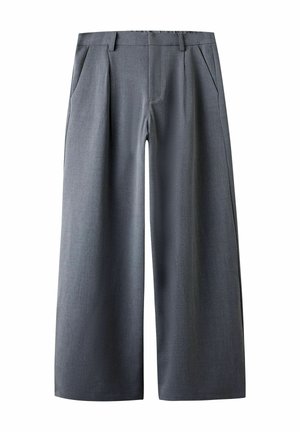 Grå bukser med brede ben, frontplisseringer, sidelommer, bæltestropper og en flad frontlinning.