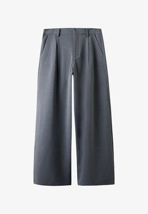 Szare szerokie spodnie z przodu z zakładkami, bocznymi kieszeniami, szlufkami na pasek i gładkim pasem z przodu.