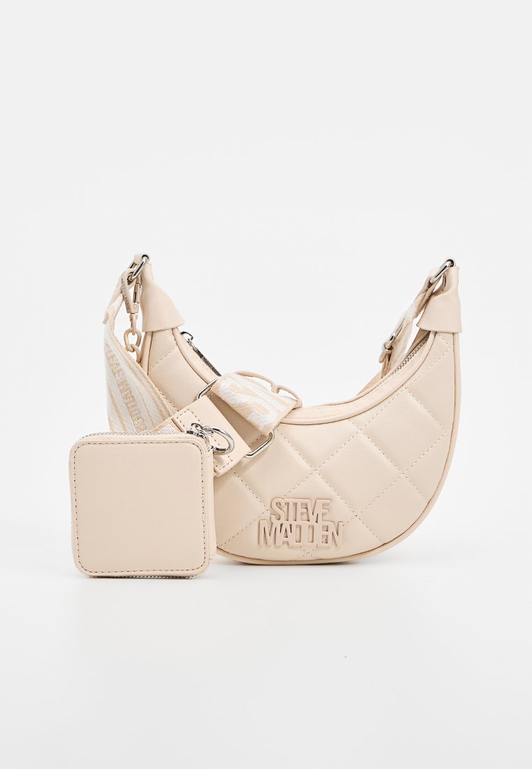 Beige, gestepptes Halbmond-Handtasche mit verstellbarem gestreiften Gurt, kleinem abnehmbaren quadratischen Täschchen und eingeprägtem "Steve Madden"-Logo auf der Vorderseite.
