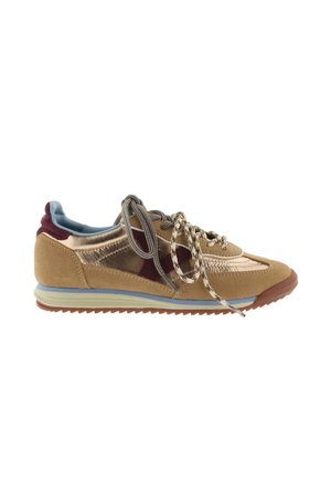 Sneaker marrone e metallica a taglio basso con lacci bianchi e marroni decorati, fodera interna blu e suola texturizzata per una buona aderenza.