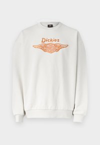 Sweat-shirt blanc à manches longues avec poignets et ourlet côtelés, arborant le logo ailé orange "Dickies" et Harley-Davidson Motor Cycles sur le devant.