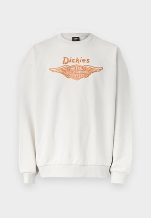 Sweat-shirt blanc à manches longues avec poignets et ourlet côtelés, arborant le logo ailé orange "Dickies" et Harley-Davidson Motor Cycles sur le devant.